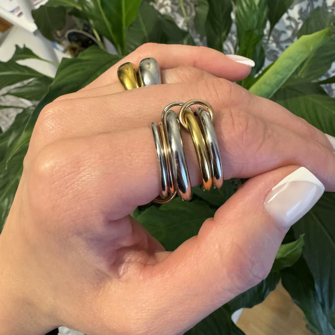 Set de 5 anillos empilhados en diseño geométrico – lenorajewelry.com/anillos-trirregia-3-colores-lenor
anillos de acero inoxidable, joyas bañadas en oro, anillos empilhados 2024, set de anillos dorados, regalo elegante para mujeres