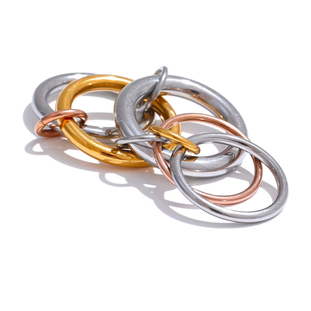 Set de 5 anillos empilhados en diseño geométrico – lenorajewelry.com/anillos-trirregia-3-colores-lenor
anillos de acero inoxidable, joyas bañadas en oro, anillos empilhados 2024, set de anillos dorados, regalo elegante para mujeres