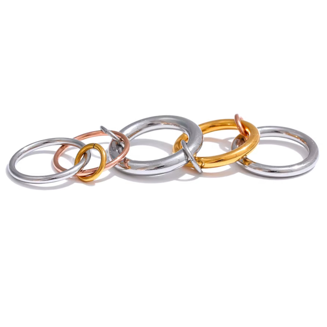 Set de 5 anillos empilhados en diseño geométrico – lenorajewelry.com/anillos-trirregia-3-colores-lenor
anillos de acero inoxidable, joyas bañadas en oro, anillos empilhados 2024, set de anillos dorados, regalo elegante para mujeres