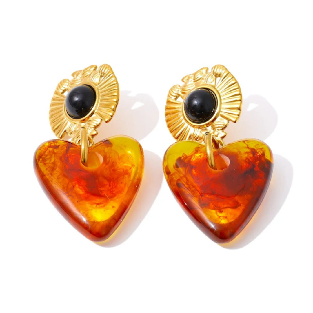 Aretes modernos dorados con forma de flor – lenorajewelry.com/aretes-flor-ambar-acero-dorado, aretes florales, joyería moderna, aretes de resina, aretes dorados mujer, aretes de moda, accesorios femeninos, LENORA joyería