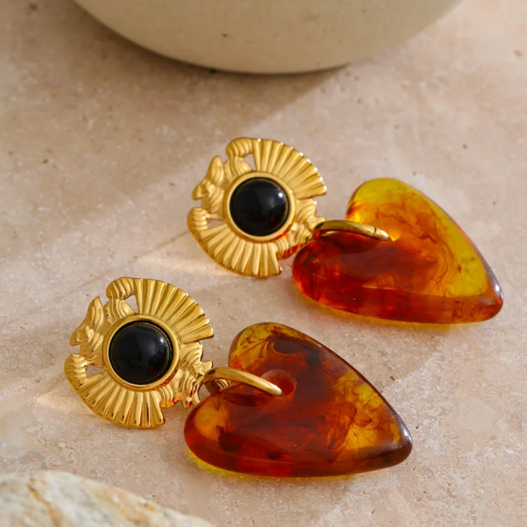 Aretes modernos dorados con forma de flor – lenorajewelry.com/aretes-flor-ambar-acero-dorado, aretes florales, joyería moderna, aretes de resina, aretes dorados mujer, aretes de moda, accesorios femeninos, LENORA joyería