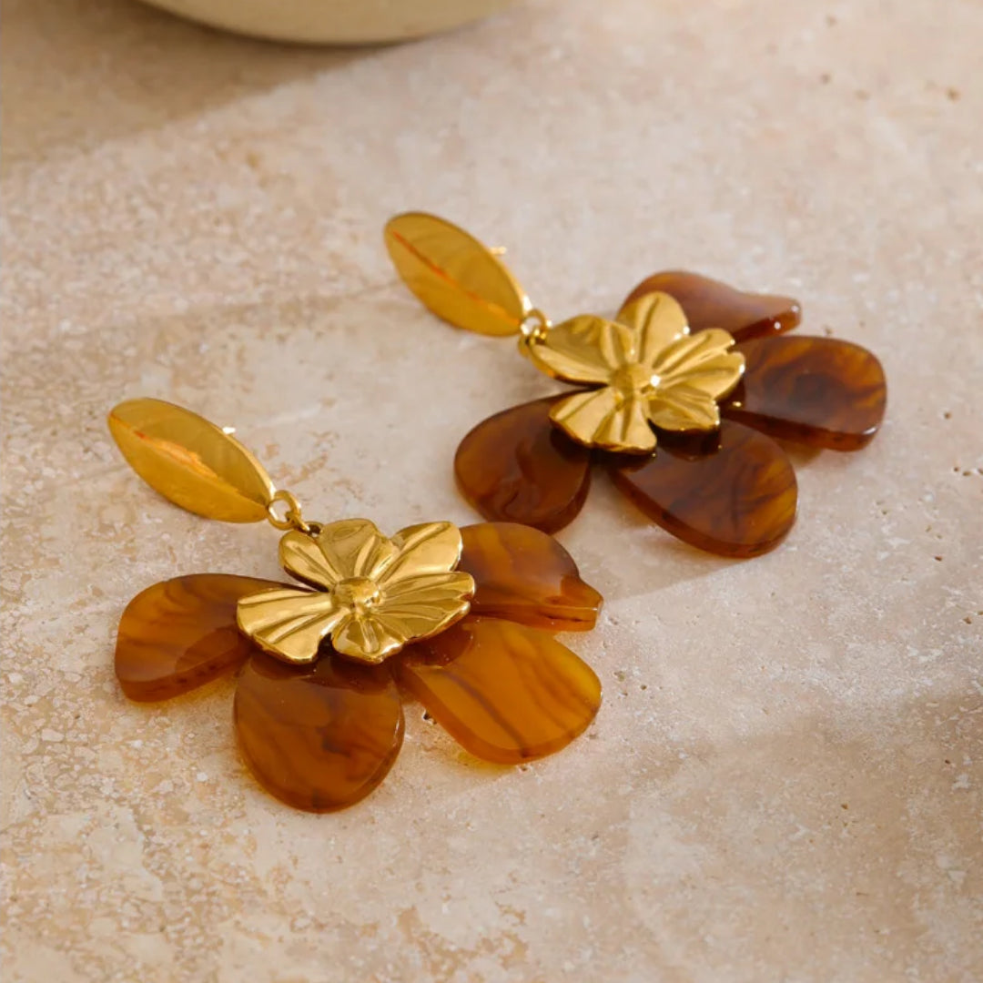 Aretes modernos dorados con forma de flor – lenorajewelry.com/aretes-flor-ambar-acero-dorado, aretes florales, joyería moderna, aretes de resina, aretes dorados mujer, aretes de moda, accesorios femeninos, LENORA joyería