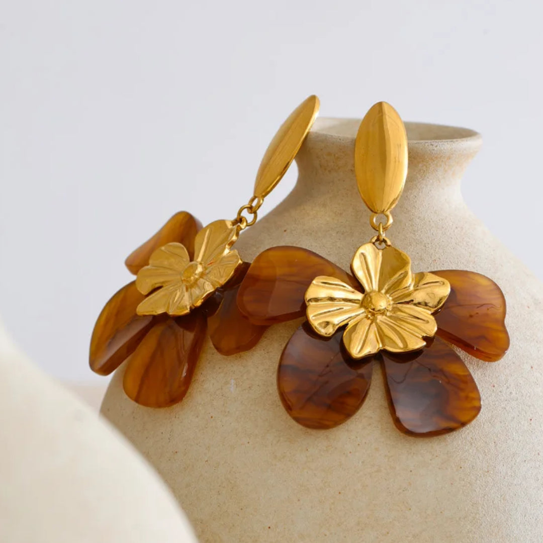 Aretes modernos dorados con forma de flor – lenorajewelry.com/aretes-flor-ambar-acero-dorado, aretes florales, joyería moderna, aretes de resina, aretes dorados mujer, aretes de moda, accesorios femeninos, LENORA joyería