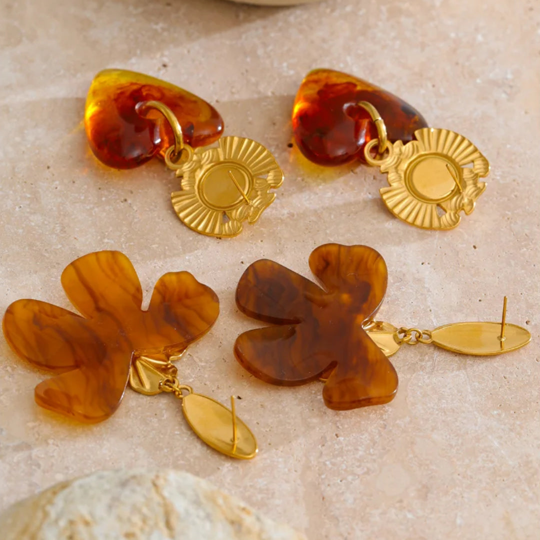 Aretes modernos dorados con forma de flor – lenorajewelry.com/aretes-flor-ambar-acero-dorado, aretes florales, joyería moderna, aretes de resina, aretes dorados mujer, aretes de moda, accesorios femeninos, LENORA joyería