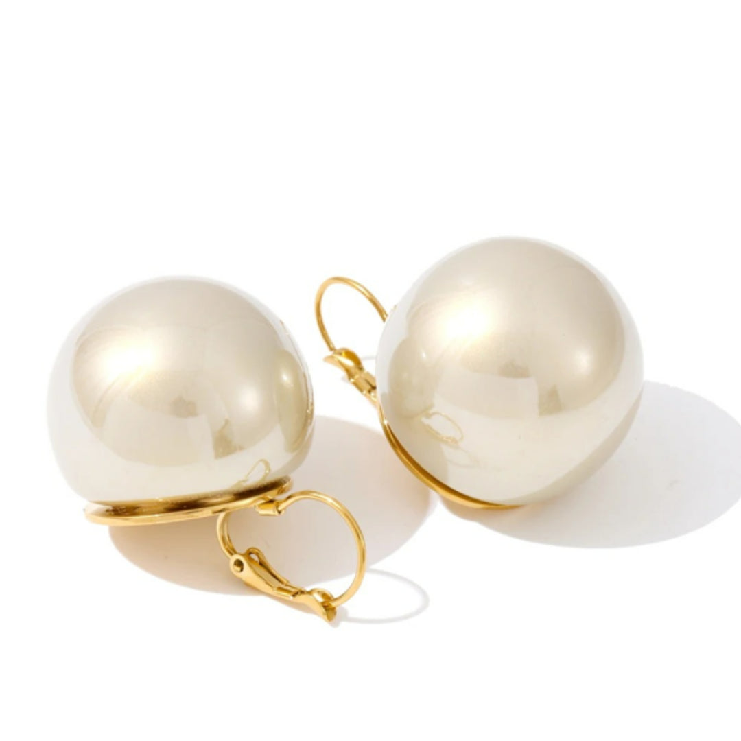 Aretes de aro con perlas Bold – lenorajewelry.com/aretes-aro-perla-bold, aretes de aro, aretes con perlas, aretes dorados mujer, joyería elegante, aros perla bold, aretes hipoalergénicos, joyas acero inoxidable