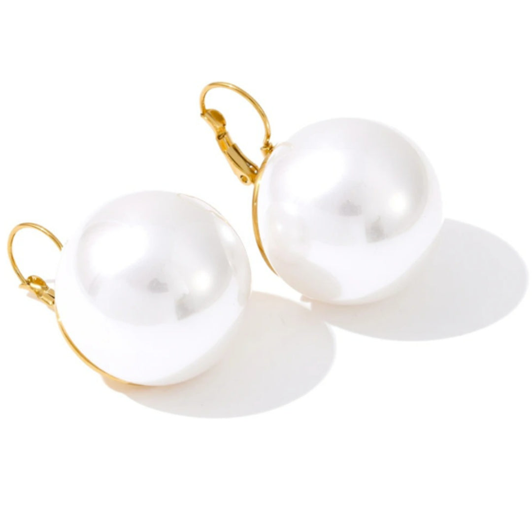 Aretes de aro con perlas Bold – lenorajewelry.com/aretes-aro-perla-bold, aretes de aro, aretes con perlas, aretes dorados mujer, joyería elegante, aros perla bold, aretes hipoalergénicos, joyas acero inoxidable