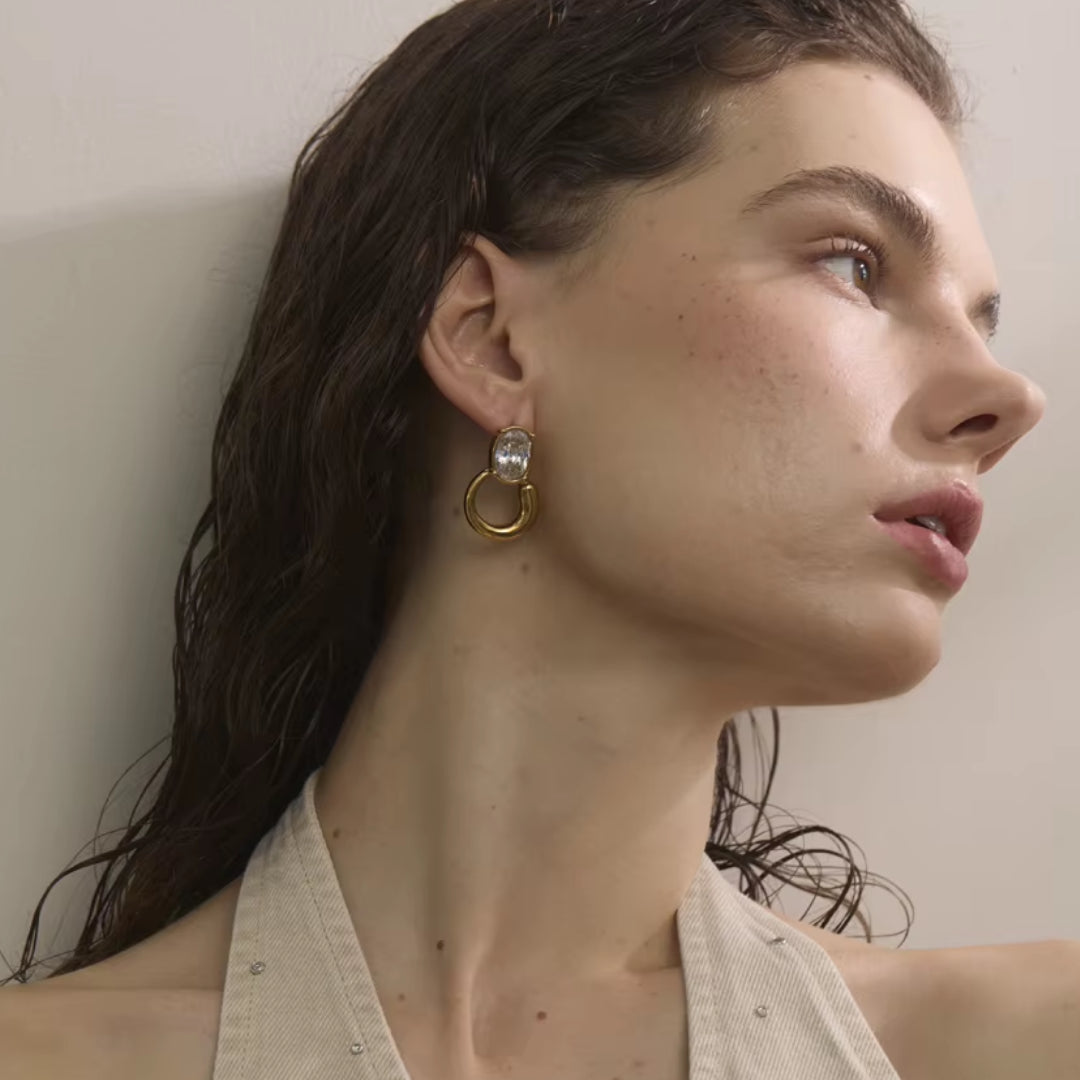 Aretes de aro geométricos dorados – lenorajewelry.com/aretes-de-aro-luxzir, aretes de aro, aretes dorados mujer, aretes con circonia cúbica, aretes geométricos, joyería resistente al agua, aretes LENORA, pendientes modernos