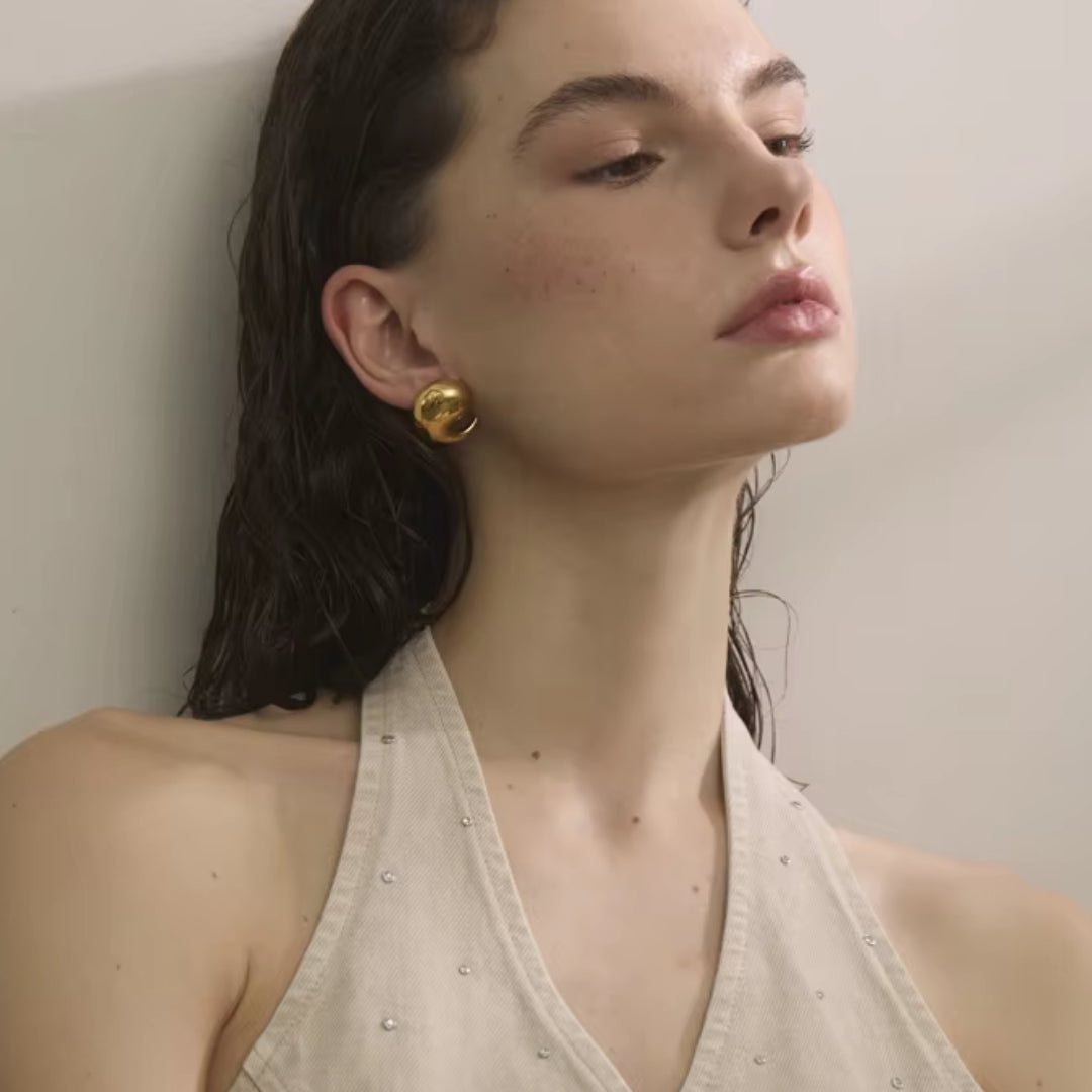 Aretes dorados en forma de gota – lenorajewelry.com/aretes-gota-brillante, Aretes modernos de acero inoxidable, aretes de gota, aretes dorados, pendientes modernos, joyería resistente al agua, aretes LENORA, pendientes elegantes, acero inoxidable