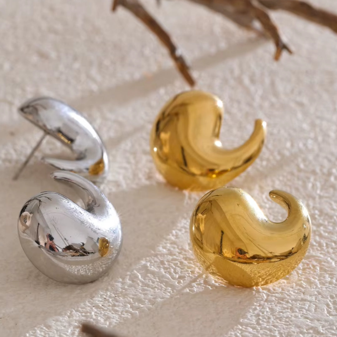 Aretes dorados en forma de gota – lenorajewelry.com/aretes-gota-brillante, Aretes modernos de acero inoxidable, aretes de gota, aretes dorados, pendientes modernos, joyería resistente al agua, aretes LENORA, pendientes elegantes, acero inoxidable