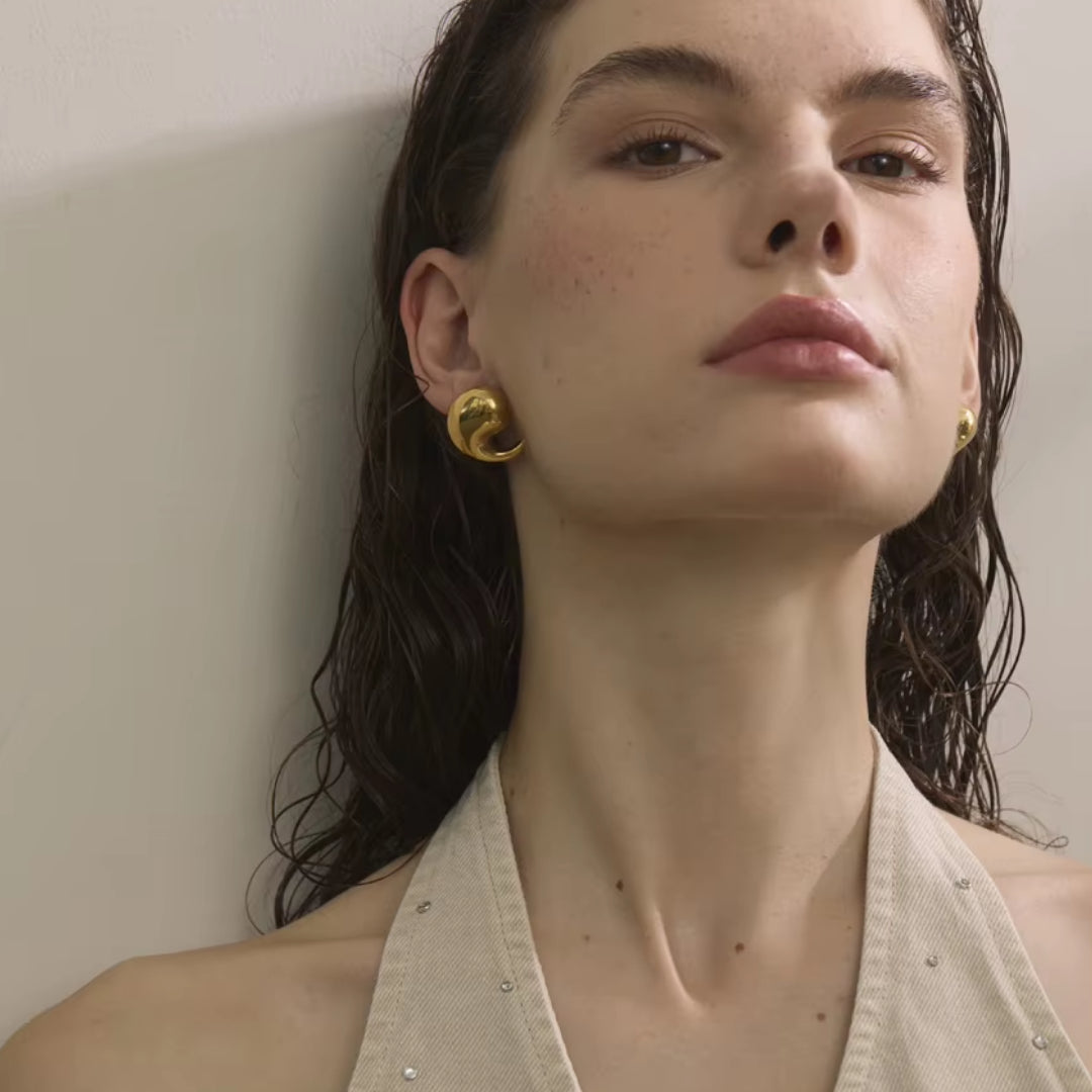 Aretes dorados en forma de gota – lenorajewelry.com/aretes-gota-brillante, Aretes modernos de acero inoxidable, aretes de gota, aretes dorados, pendientes modernos, joyería resistente al agua, aretes LENORA, pendientes elegantes, acero inoxidable