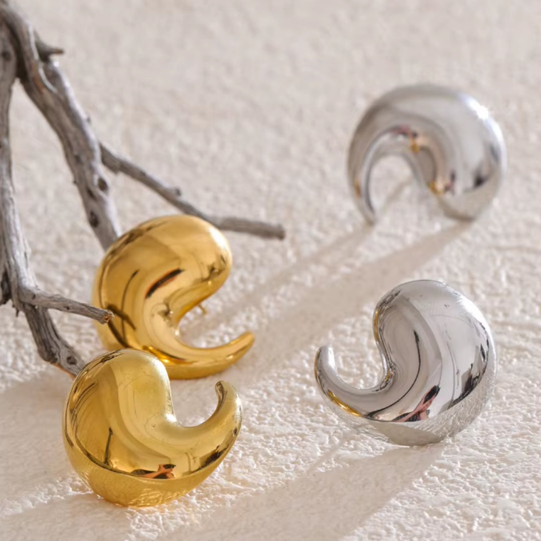 Aretes dorados en forma de gota – lenorajewelry.com/aretes-gota-brillante, Aretes modernos de acero inoxidable, aretes de gota, aretes dorados, pendientes modernos, joyería resistente al agua, aretes LENORA, pendientes elegantes, acero inoxidable