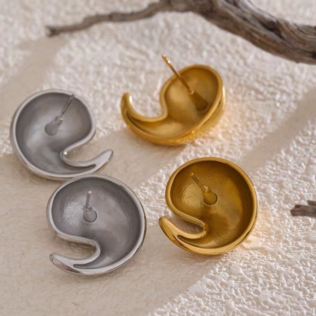 Aretes dorados en forma de gota – lenorajewelry.com/aretes-gota-brillante, Aretes modernos de acero inoxidable, aretes de gota, aretes dorados, pendientes modernos, joyería resistente al agua, aretes LENORA, pendientes elegantes, acero inoxidable