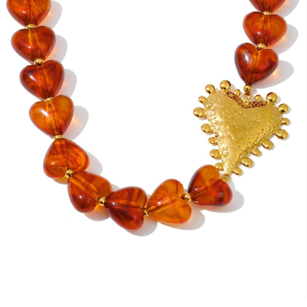 Collar dorado con resina ámbar – lenorajewelry.com/colgante-corazon-ambar-artesanal, colgante de corazón, collar ámbar artesanal, joyería dorada, collar de mujer, regalo elegante, joyería de acero inoxidable, LENORA joyas
