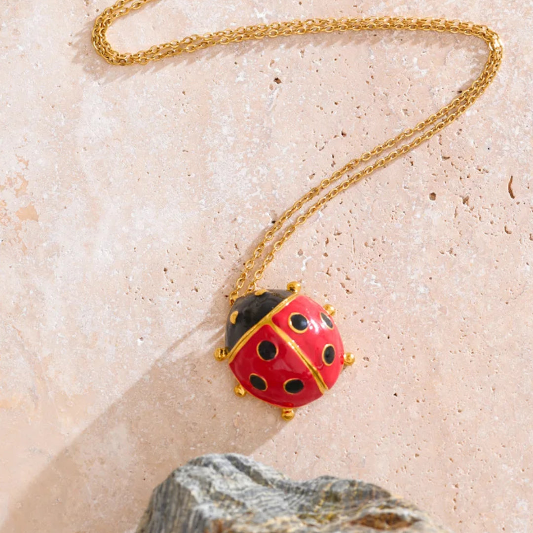 Collar Amuleto Coco mariquita esmalte rojo – lenorajewelry.com/collar-amuleto-coco-mariquita, collar mariquita, joyería popular, amuleto moda, lenora, colgante esmalte rojo, collar ajustable, joyas con significado, regalo de fortuna, insecto joya, accesorios culturales