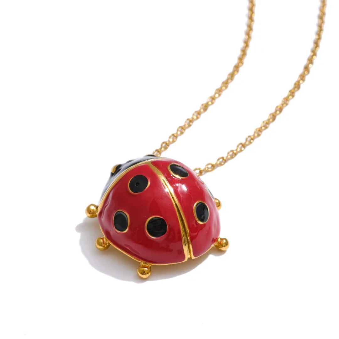 Collar Amuleto Coco mariquita esmalte rojo – lenorajewelry.com/collar-amuleto-coco-mariquita, collar mariquita, joyería popular, amuleto moda, lenora, colgante esmalte rojo, collar ajustable, joyas con significado, regalo de fortuna, insecto joya, accesorios culturales
