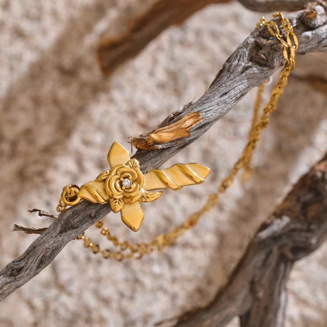Detalle Colgante Cruz Floral Chapado Oro – lenorajewelry.com/collar-aura-divina-cruz-flores-oro
collar de oro, joyería fina, cruz de flores, regalo mujer, acero inoxidable, chapado oro 18k, colgante espiritual, joyería exclusiva, LENORA
