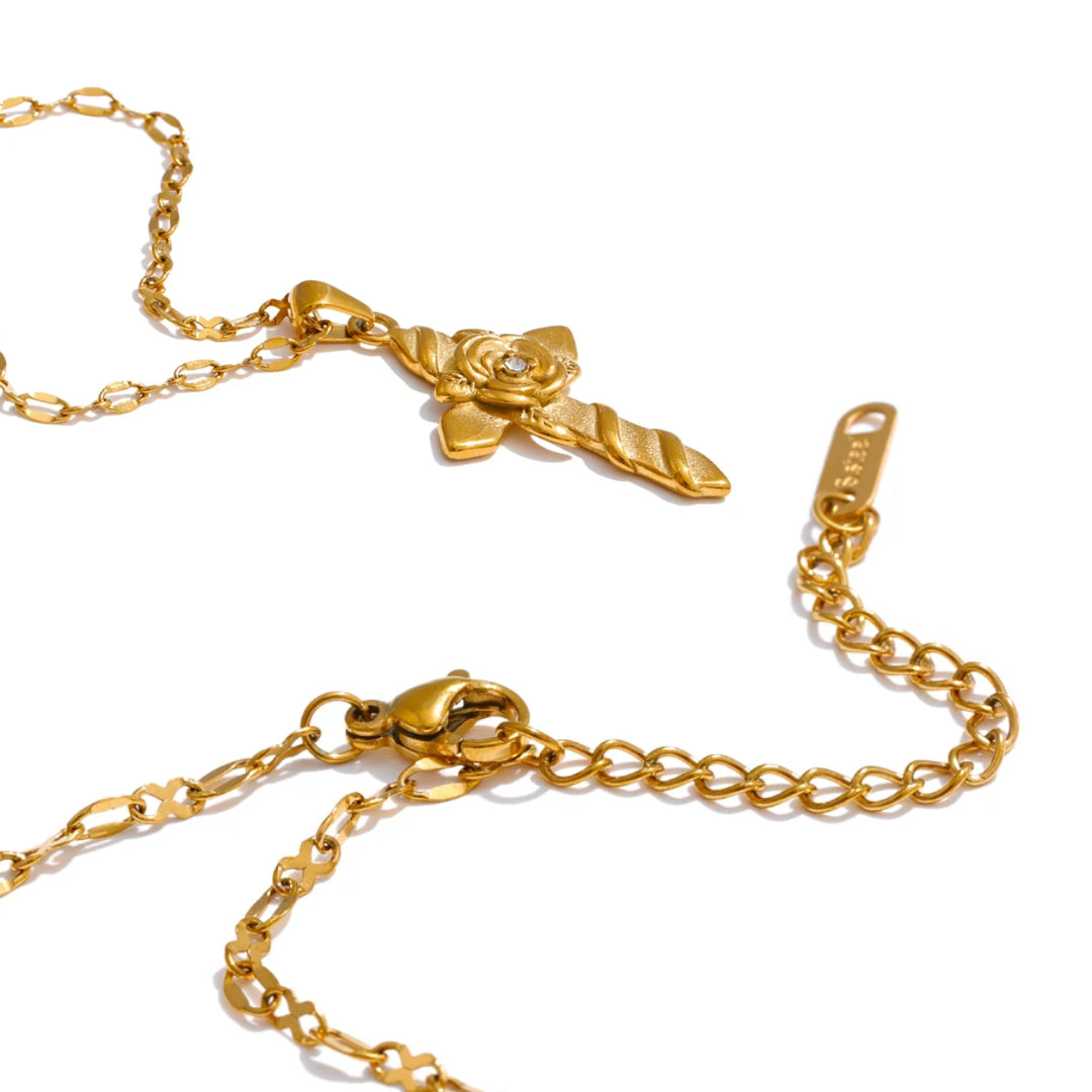 Detalle Colgante Cruz Floral Chapado Oro – lenorajewelry.com/collar-aura-divina-cruz-flores-oro
collar de oro, joyería fina, cruz de flores, regalo mujer, acero inoxidable, chapado oro 18k, colgante espiritual, joyería exclusiva, LENORA