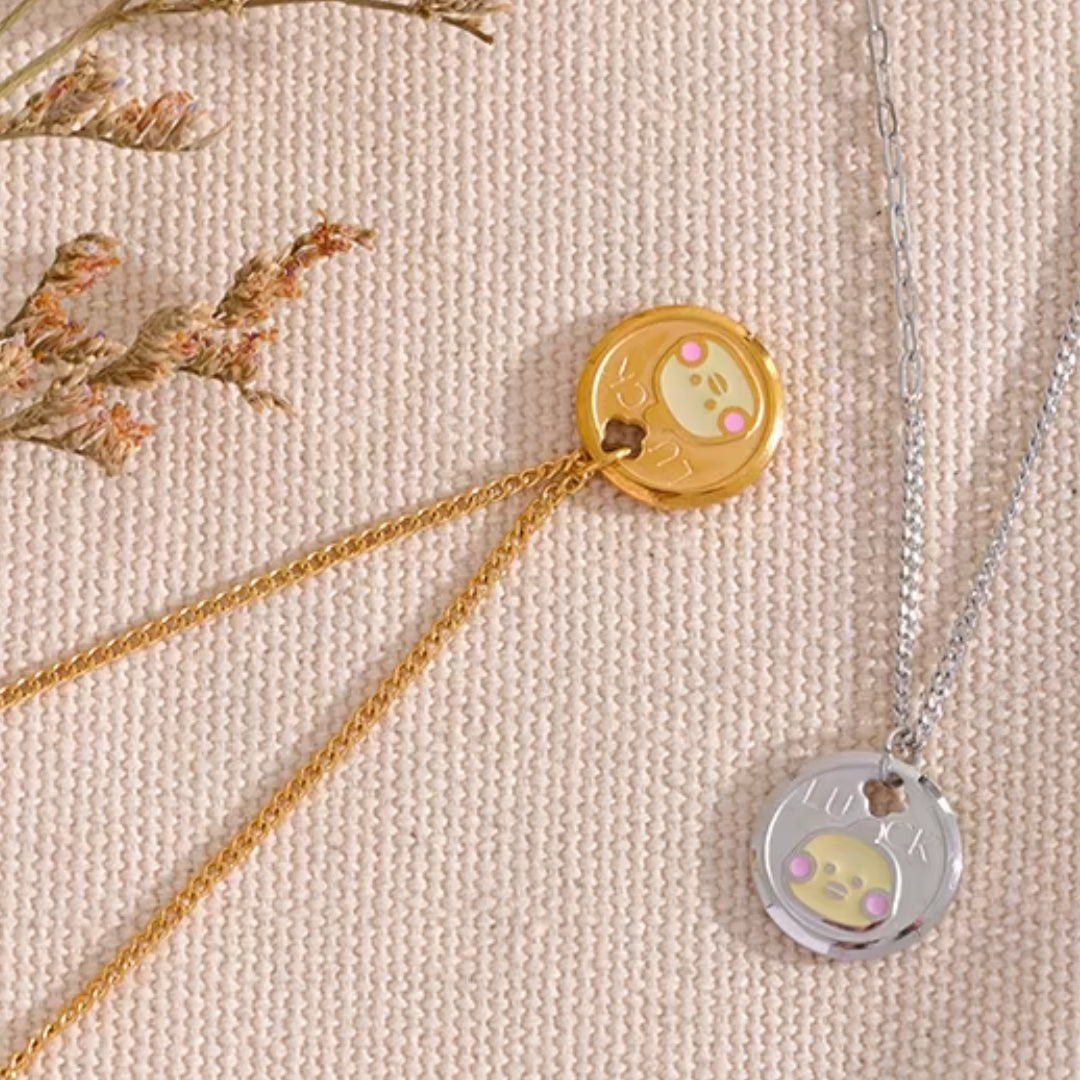 Detalle de pingente geométrico en colar Lenora – lenorajewelry.com/collar-dorado-geometrico-lenora
collar de acero inoxidable, joyería para mujeres, regalo elegante, colar dorado geométrico, joyas à prova d'água, accesorios de moda, Lenora