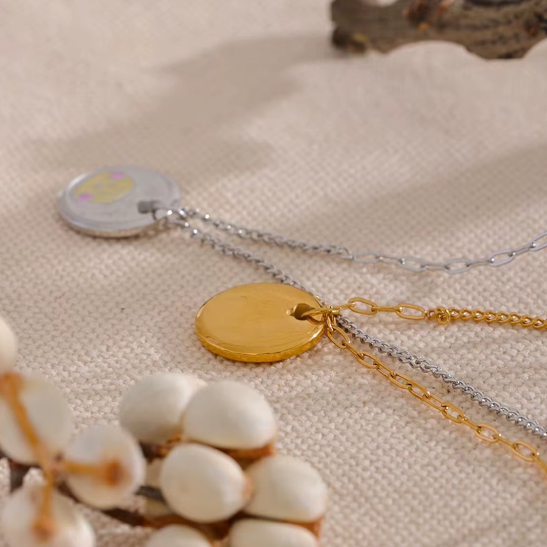 Detalle de pingente geométrico en colar Lenora – lenorajewelry.com/collar-dorado-geometrico-lenora
collar de acero inoxidable, joyería para mujeres, regalo elegante, colar dorado geométrico, joyas à prova d'água, accesorios de moda, Lenora
