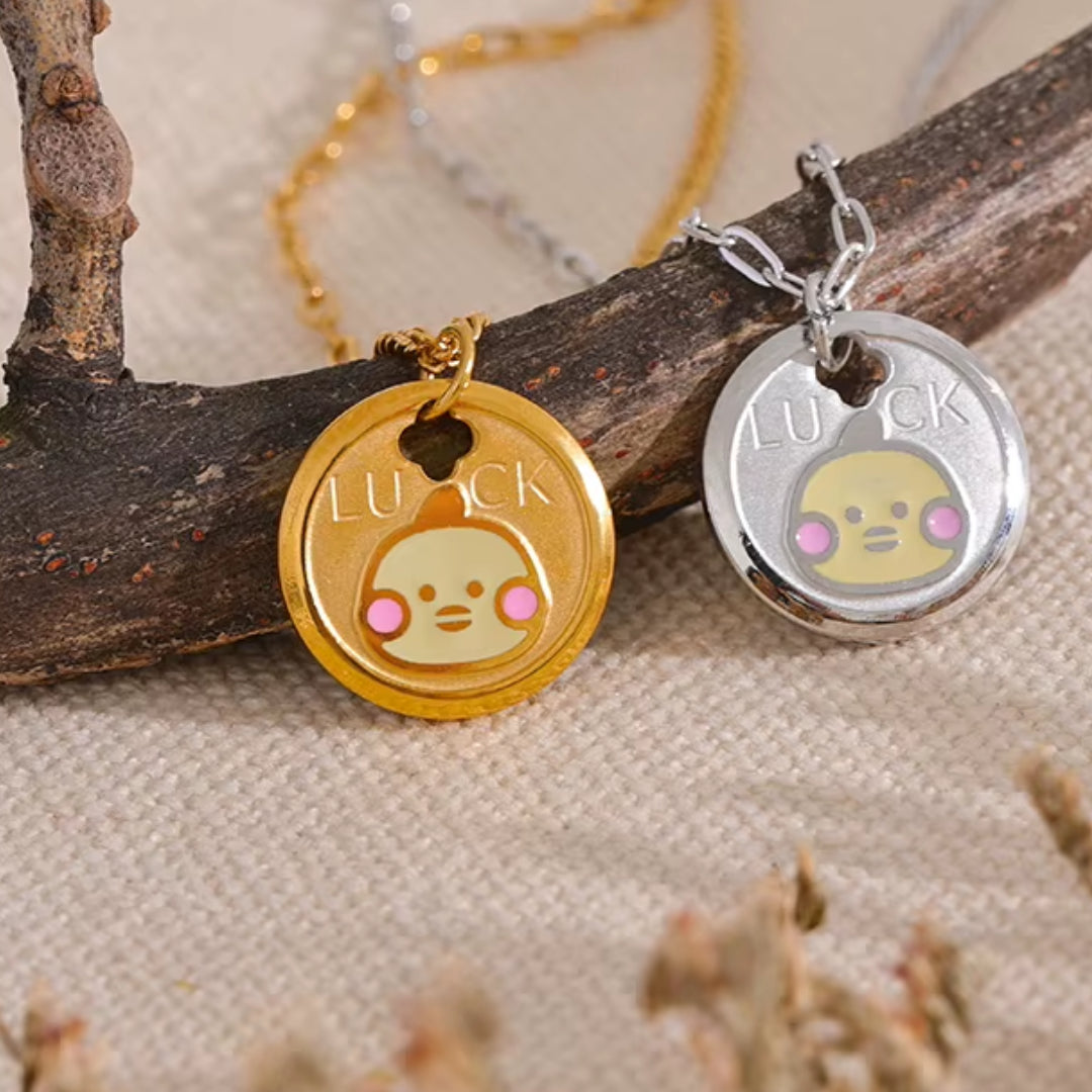 Detalle de pingente geométrico en colar Lenora – lenorajewelry.com/collar-dorado-geometrico-lenora
collar de acero inoxidable, joyería para mujeres, regalo elegante, colar dorado geométrico, joyas à prova d'água, accesorios de moda, Lenora