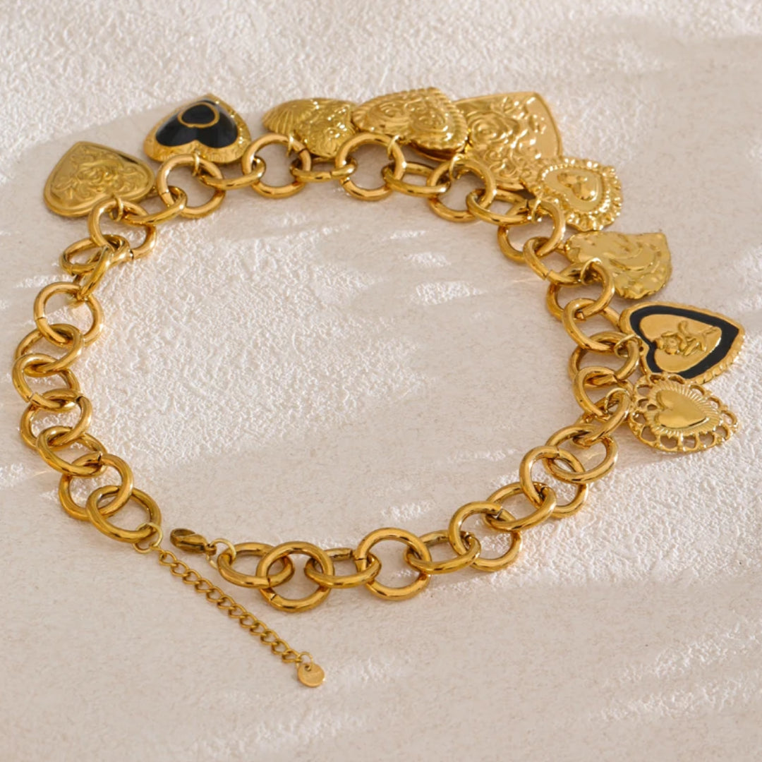 Collar Aurora Corazón en acero inoxidable chapado oro 18k – lenorajewelry.com/collar-corazon-oro-aurora-lenora
collar de oro, joyería fina mujer, regalo elegante, acero inoxidable, colgante corazón, joyas resistentes agua, LENORA, collar ajustable, joyería chapada PVD