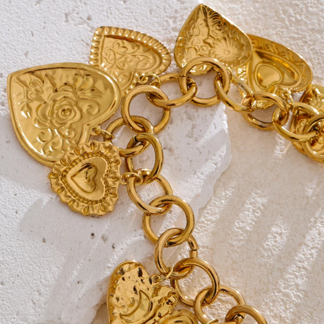 Collar Aurora Corazón en acero inoxidable chapado oro 18k – lenorajewelry.com/collar-corazon-oro-aurora-lenora
collar de oro, joyería fina mujer, regalo elegante, acero inoxidable, colgante corazón, joyas resistentes agua, LENORA, collar ajustable, joyería chapada PVD