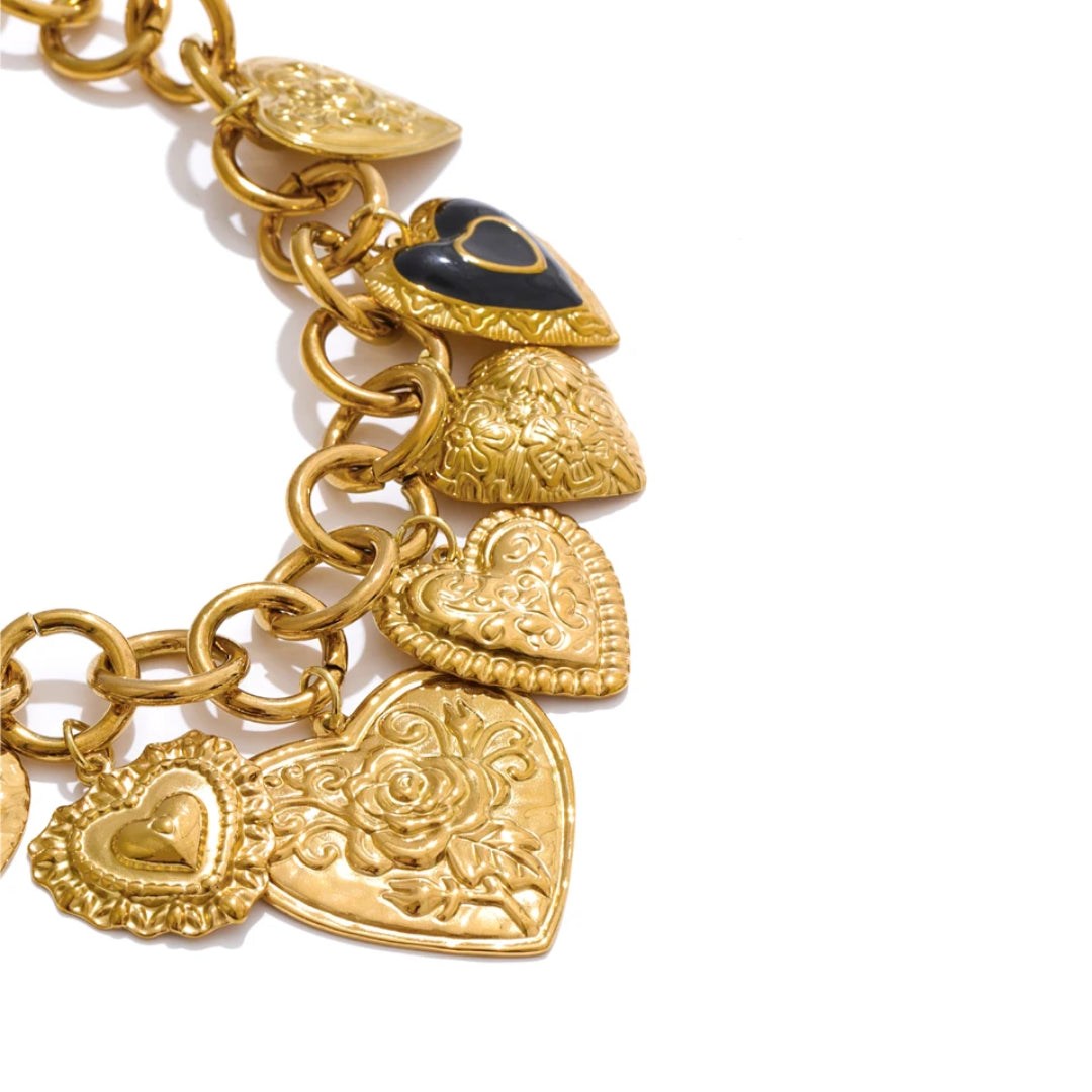 Collar Aurora Corazón en acero inoxidable chapado oro 18k – lenorajewelry.com/collar-corazon-oro-aurora-lenora
collar de oro, joyería fina mujer, regalo elegante, acero inoxidable, colgante corazón, joyas resistentes agua, LENORA, collar ajustable, joyería chapada PVD