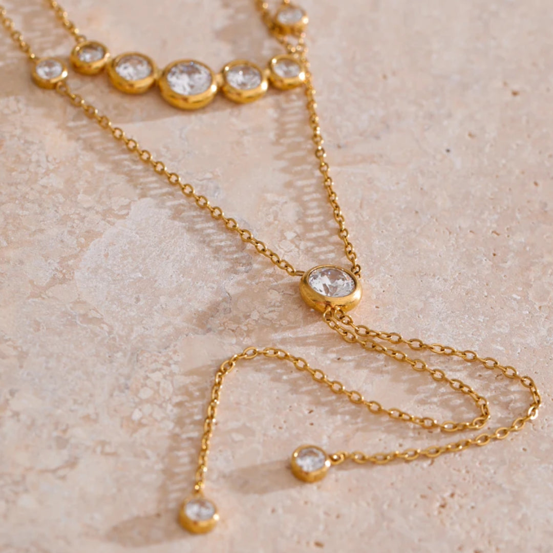 Collar dorado de doble cadena LENORA – lenorajewelry.com/collar-brisa-doble-cadena
collar con circonias cúbicas, collar doble cadena, joyería dorada para mujer, collar chapado en oro, collar resistente al agua, joyería fina LENORA, accesorios elegantes mujer