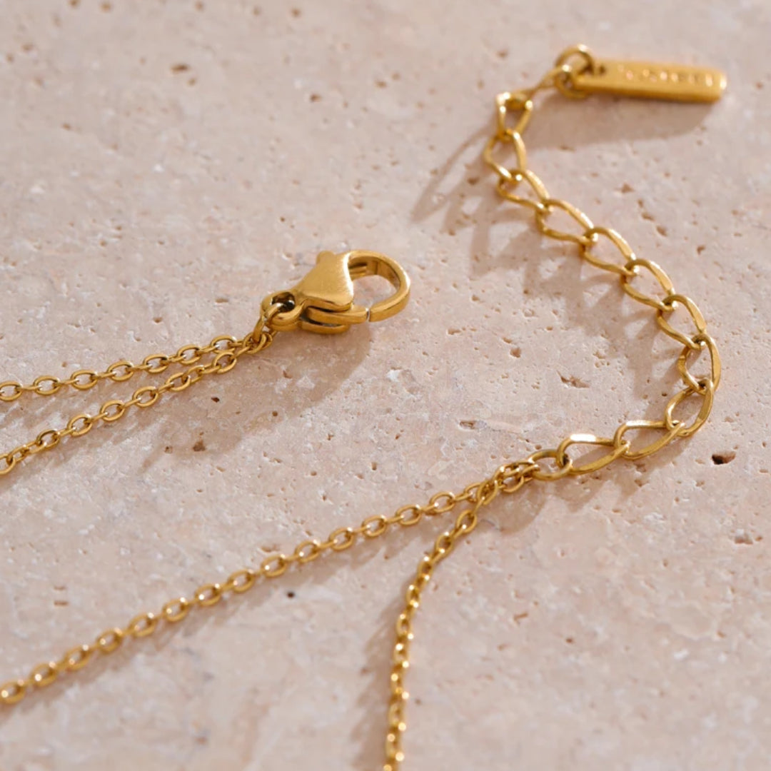 Collar dorado de doble cadena LENORA – lenorajewelry.com/collar-brisa-doble-cadena
collar con circonias cúbicas, collar doble cadena, joyería dorada para mujer, collar chapado en oro, collar resistente al agua, joyería fina LENORA, accesorios elegantes mujer