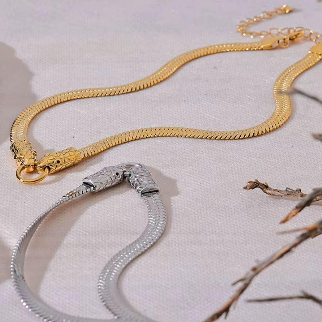 Choker Dorado Selene acero inoxidable – lenorajewelry.com/choker-dorado-selene, choker dorado mujer, collar corto elegante, joyería minimalista, choker de acero inoxidable, collar dorado resistente al agua, joyería LENORA