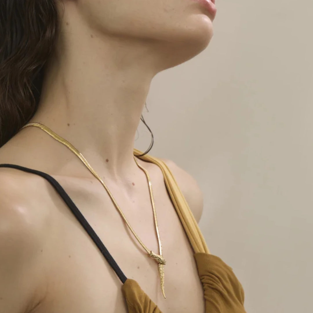 Collar dorado largo de acero inoxidable elegante – lenorajewelry.com/collar-dorado-ajustable-acero-lenora, collar dorado mujer, collar ajustable moderno, collar acero inoxidable, joyería femenina de lujo, collar largo elegante, lenora joyería