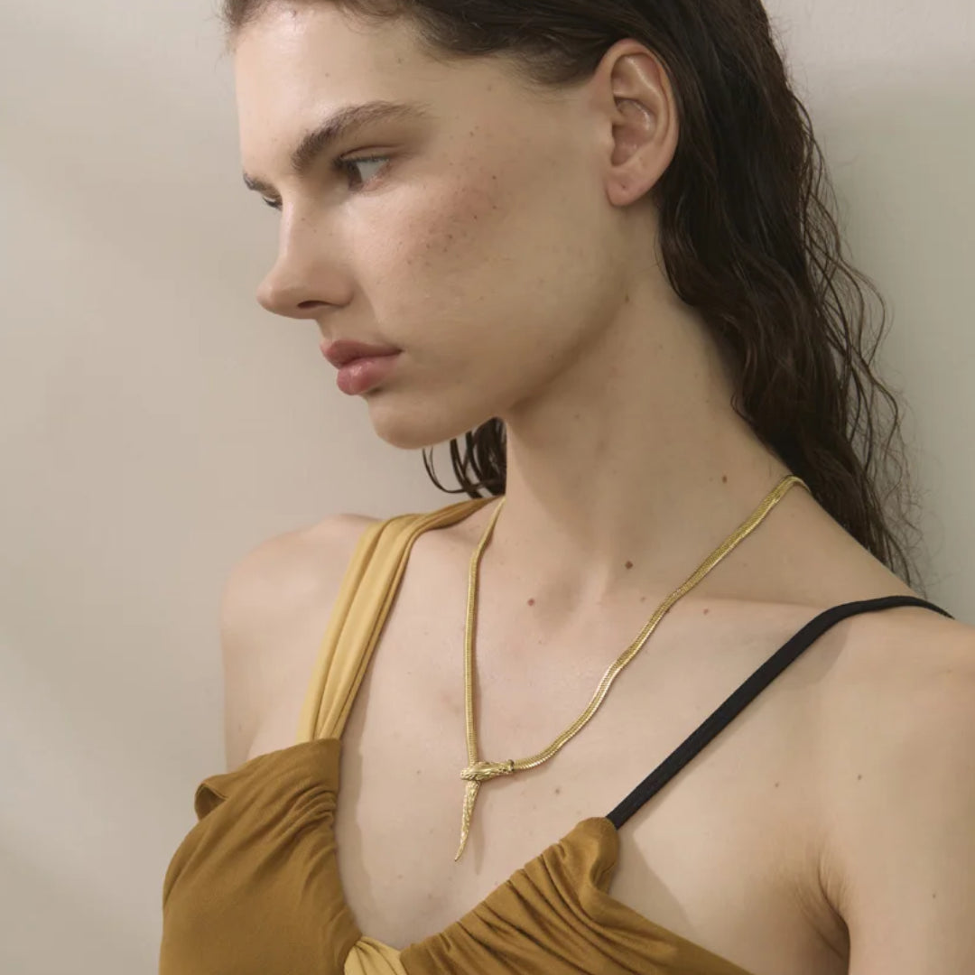 Collar dorado largo de acero inoxidable elegante – lenorajewelry.com/collar-dorado-ajustable-acero-lenora, collar dorado mujer, collar ajustable moderno, collar acero inoxidable, joyería femenina de lujo, collar largo elegante, lenora joyería