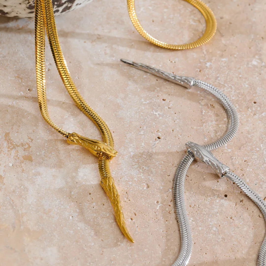 Collar dorado largo de acero inoxidable elegante – lenorajewelry.com/collar-dorado-ajustable-acero-lenora, collar dorado mujer, collar ajustable moderno, collar acero inoxidable, joyería femenina de lujo, collar largo elegante, lenora joyería
