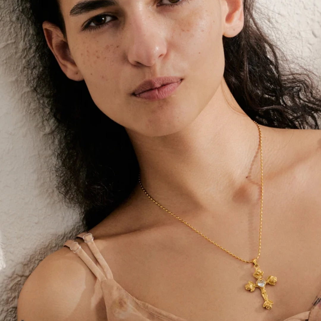 Collar Cruz Flor de Luz con circonita rosa y oro 18k – lenorajewelry.com/collar-cruz-flor-luz-rosa
collar de cruz, joyería religiosa, circonita rosa, regalo mujer fe, acero inoxidable oro, LENORA, collar ajustable, joyería chapada platina, colgante espiritual