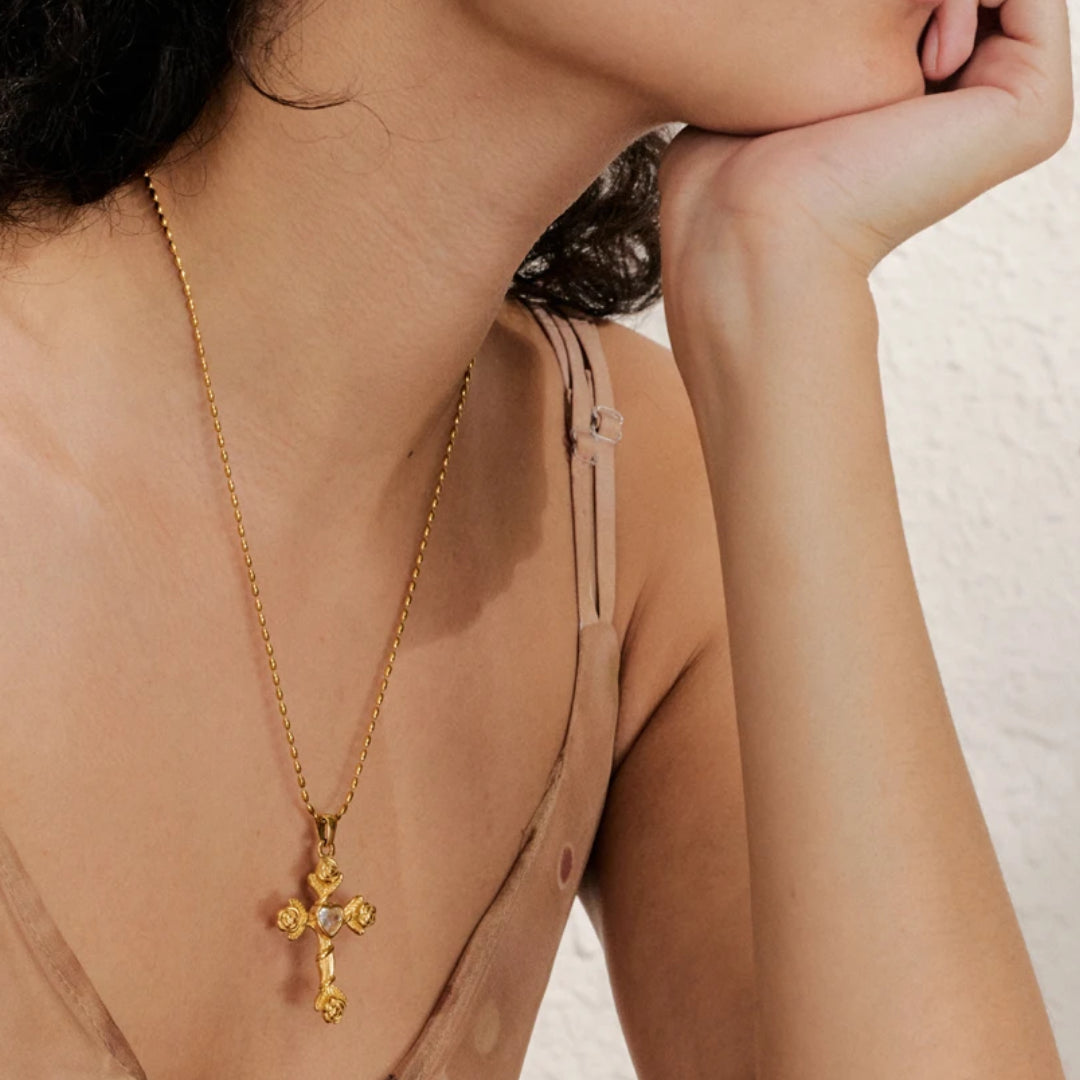Collar Cruz Flor de Luz con circonita rosa y oro 18k – lenorajewelry.com/collar-cruz-flor-luz-rosa
collar de cruz, joyería religiosa, circonita rosa, regalo mujer fe, acero inoxidable oro, LENORA, collar ajustable, joyería chapada platina, colgante espiritual
