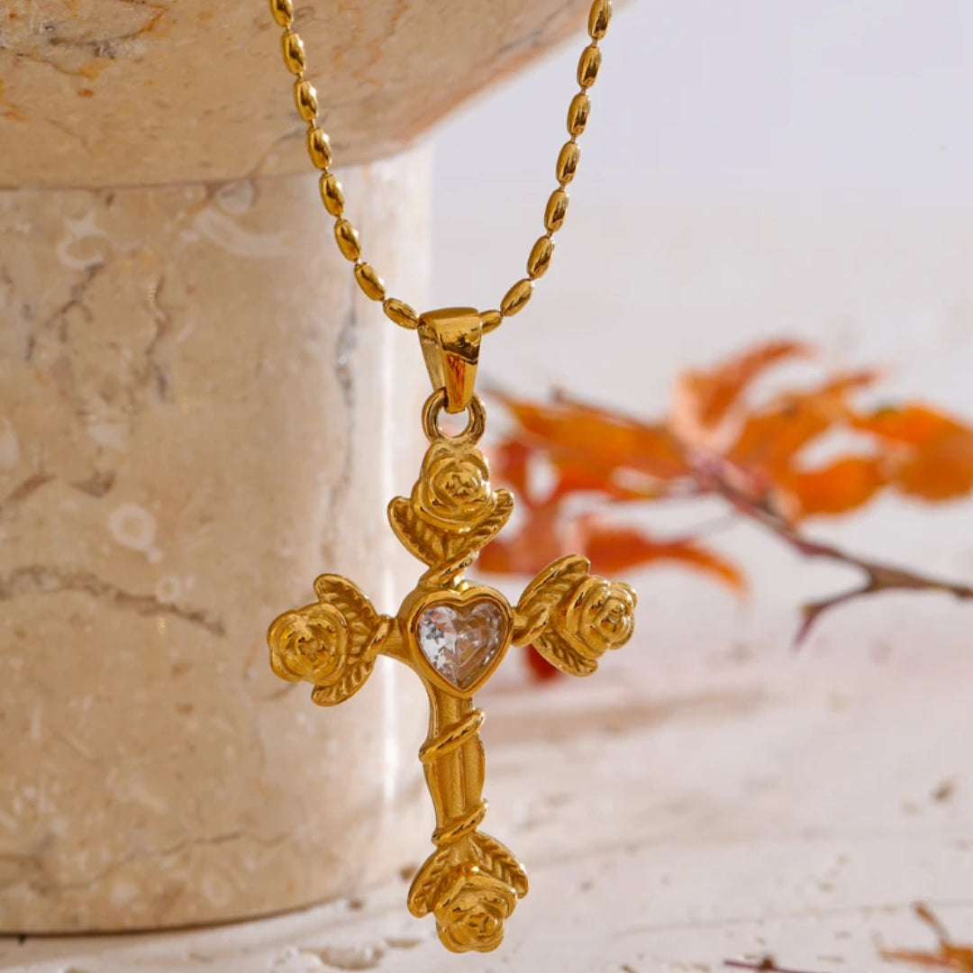 Collar Cruz Flor de Luz con circonita rosa y oro 18k – lenorajewelry.com/collar-cruz-flor-luz-rosa
collar de cruz, joyería religiosa, circonita rosa, regalo mujer fe, acero inoxidable oro, LENORA, collar ajustable, joyería chapada platina, colgante espiritual