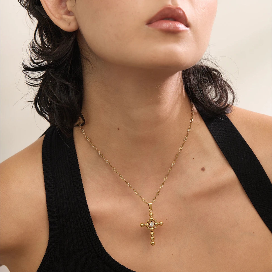 Collar Cruz Luz Eterna en Oro PVD con Circonitas – lenorajewelry.com/collar-cruz-oro-circonitas-lenora
collar de cruz, joyería fina, oro PVD, circonitas cubicas, regalo espiritual, joyería unisex, collar ajustable, lenora joyas, resistencia al agua, diseño elegante