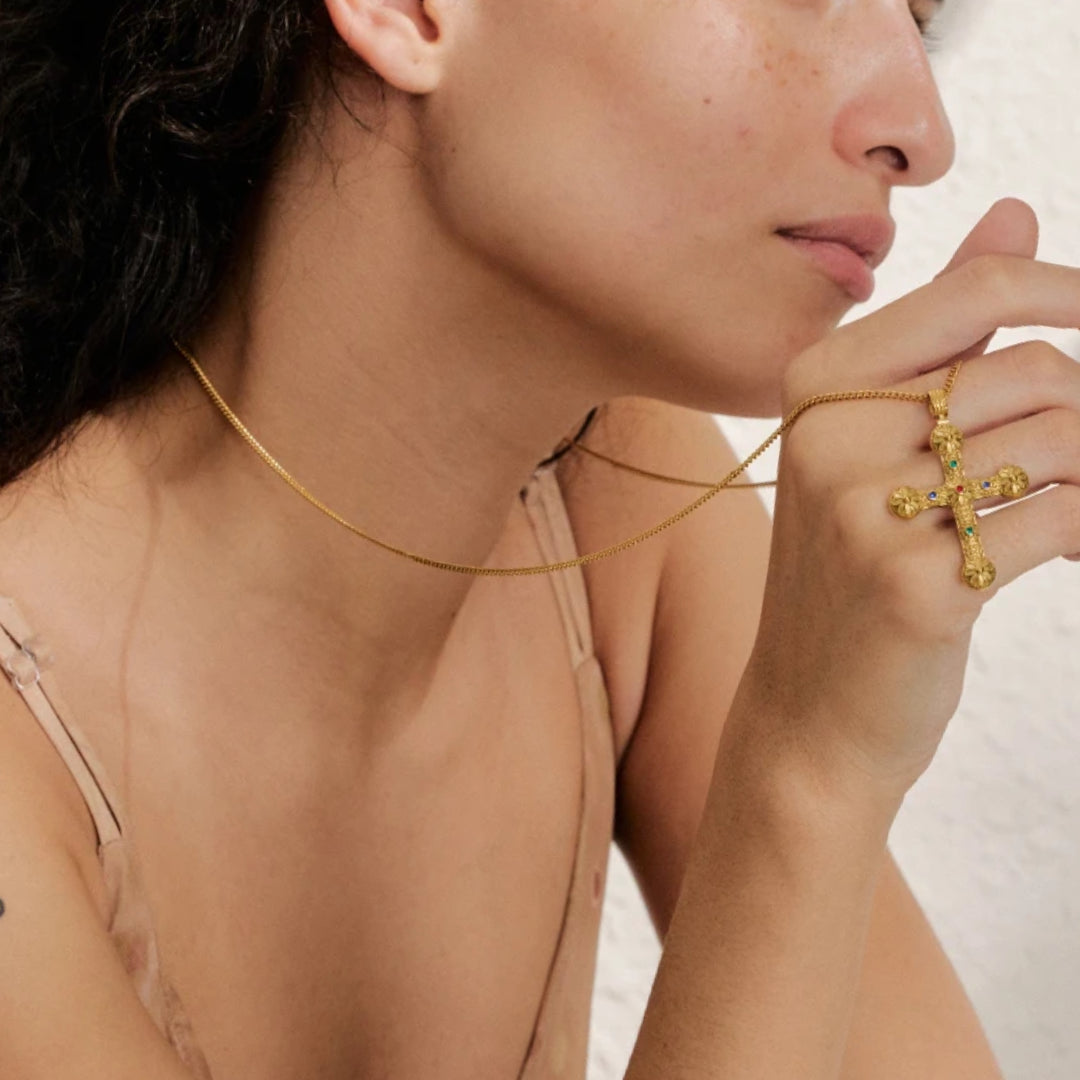 Cruz geométrica en oro y acero para mujer – lenorajewelry.com/collar-cruz-dorada-zirconias
collar cruz dorado, joyería religiosa, zirconias cubicas, regalo para mujer, accesorios elegantes México, lenora joyería, acero inoxidable dorado, cadena ajustable, joyas vintage