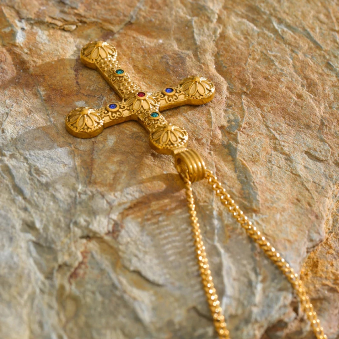 Cruz geométrica en oro y acero para mujer – lenorajewelry.com/collar-cruz-dorada-zirconias
collar cruz dorado, joyería religiosa, zirconias cubicas, regalo para mujer, accesorios elegantes México, lenora joyería, acero inoxidable dorado, cadena ajustable, joyas vintage