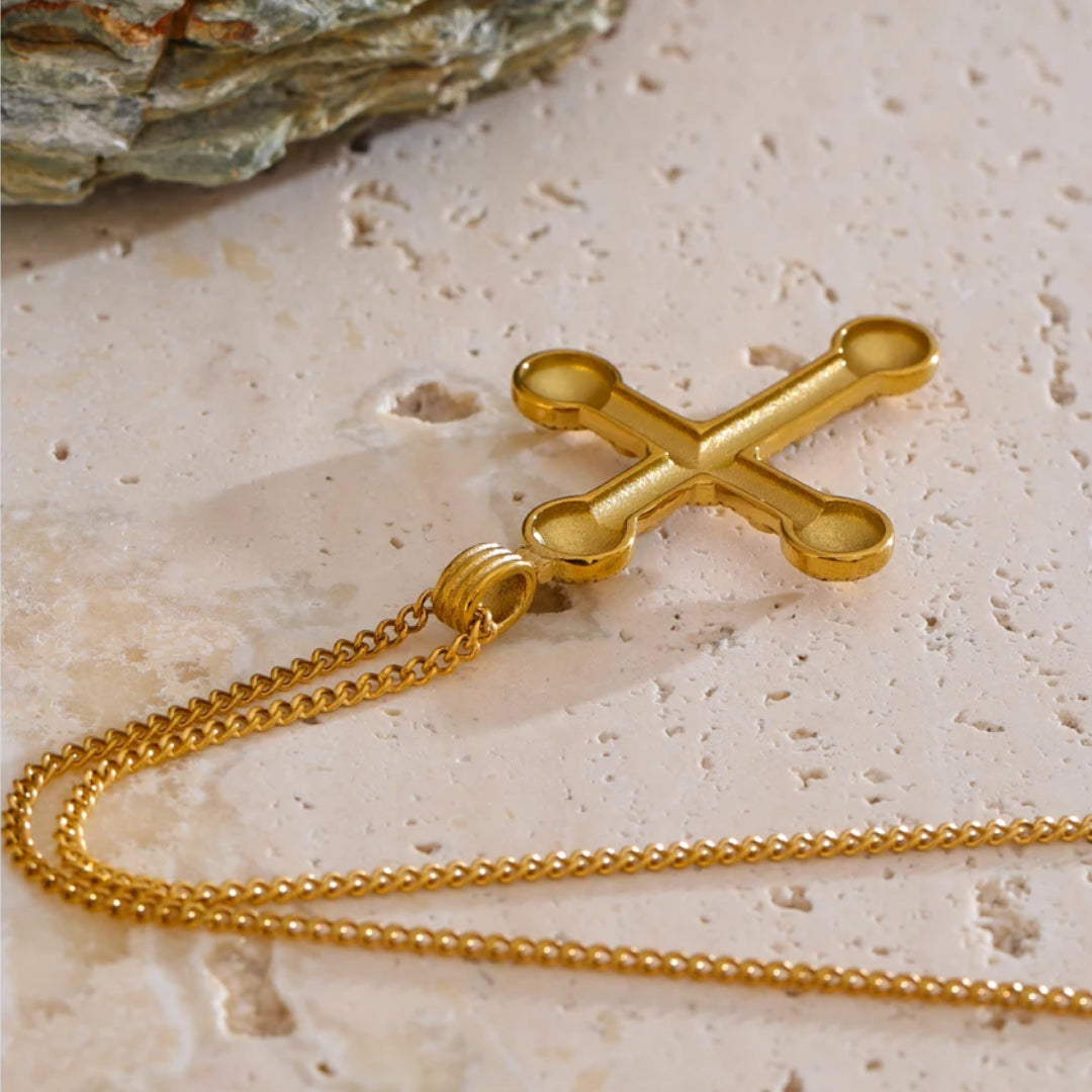 Cruz geométrica en oro y acero para mujer – lenorajewelry.com/collar-cruz-dorada-zirconias
collar cruz dorado, joyería religiosa, zirconias cubicas, regalo para mujer, accesorios elegantes México, lenora joyería, acero inoxidable dorado, cadena ajustable, joyas vintage