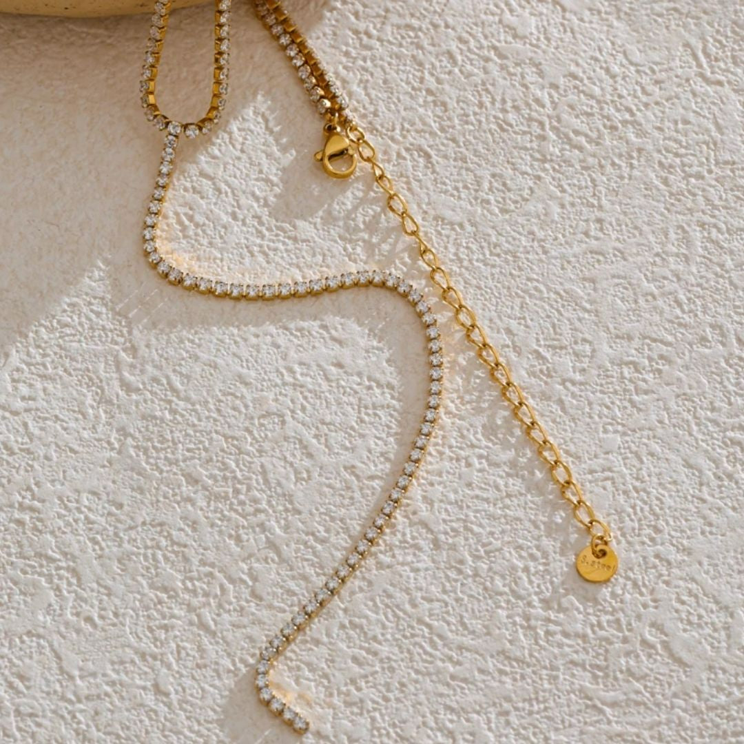 collar dorado, collar mujer, joyería de acero inoxidable, collar impermeable, zirconia cúbica, regalo mujer, joyería fina, collar elegante, moda femenina, collar LENORA, Collar Impermeable Brillante para Mujer | LENORA – lenorajewelry.com/collar-eterna-gracia-dorado