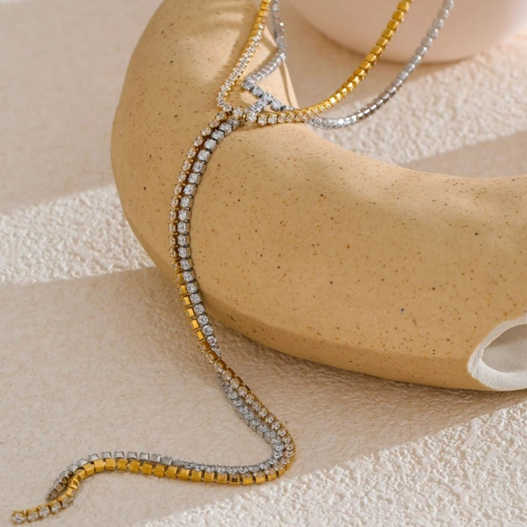collar dorado, collar mujer, joyería de acero inoxidable, collar impermeable, zirconia cúbica, regalo mujer, joyería fina, collar elegante, moda femenina, collar LENORA, Collar Impermeable Brillante para Mujer | LENORA – lenorajewelry.com/collar-eterna-gracia-dorado