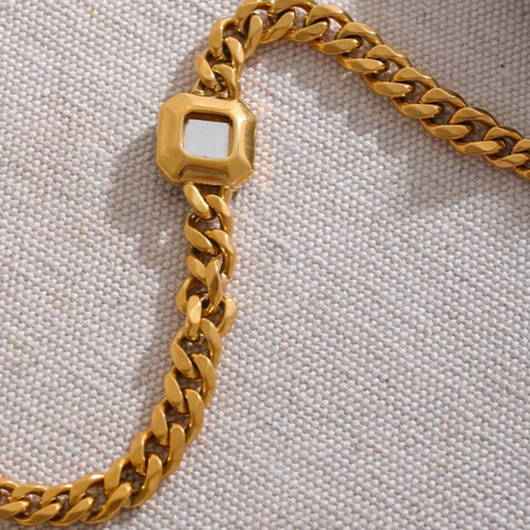 Collar de cadena cubana gruesa con cristales verdes – lenorajewelry.com/collar-llamativo-lenora
Joyería de moda para mujer, collar dorado