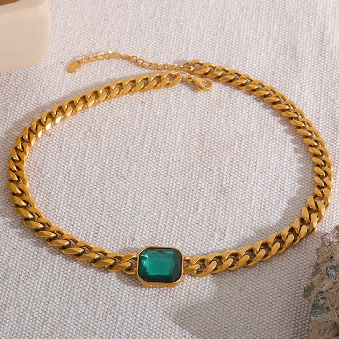 Collar de cadena cubana gruesa con cristales verdes – lenorajewelry.com/collar-llamativo-lenora
Joyería de moda para mujer, collar dorado