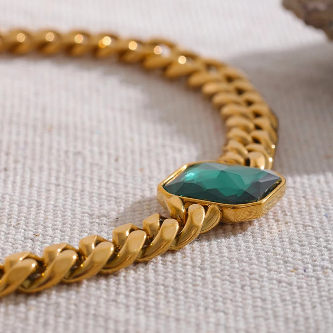 Collar de cadena cubana gruesa con cristales verdes – lenorajewelry.com/collar-llamativo-lenora
Joyería de moda para mujer, collar dorado