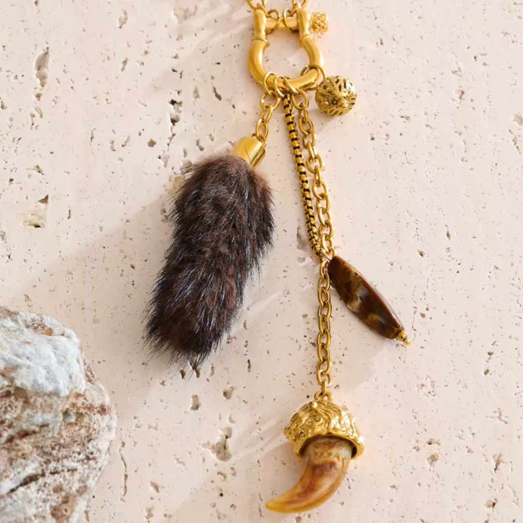 Collar Luxe Invierno largo con colgante – lenorajewelry.com/collar-luxe-invierno, collar largo suéter, collar con colgante resina, collar dorado mujer, collar otoño invierno, joyería artesanal lujo, collar resistente al agua, accesorios elegantes mujer, collar largo LENORA