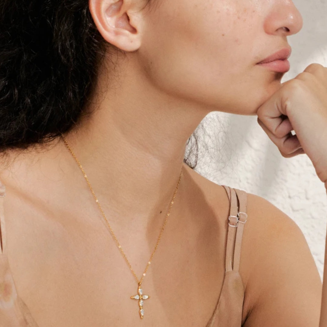 Collar Luz Divina cruz circonitas cúbicas oro 18K cadena ajustable – lenorajewelry.com/collar-luz-divina-cruz-circonitas
collar de cruz, joyería religiosa, collar oro 18K, circonitas cúbicas, regalo mujer, joyería premium, LENORA, collar ajustable, joyas espirituales, collar delicado