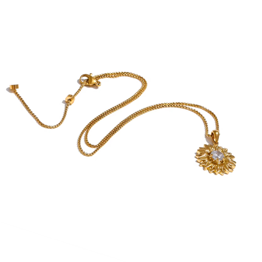 Detalle de cadena en oro 18k y platina – lenorajewelry.com/collar-girasol-dorado-lenora
collar de acero inoxidable, joyas bañadas en oro, zircônia cúbica, regalo elegante para mujeres, colar à prova d'água, joyería de lujo, Lenora