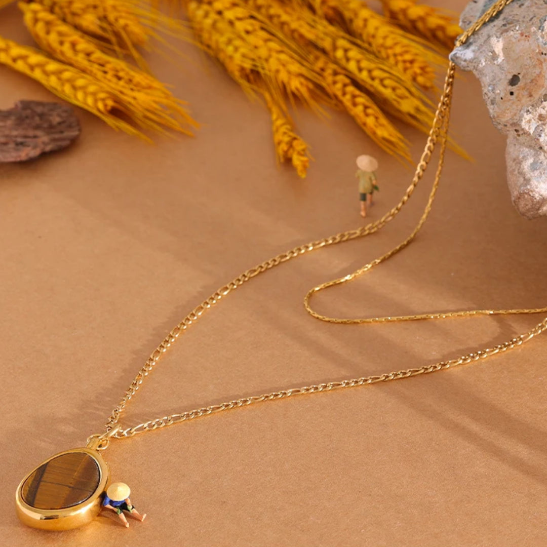 Collar Talismán Tigre con piedra natural y doble cadena oro 18k – lenorajewelry.com/collar-talisman-tigre-doble-cadena, collar de tigre, joyería talismán, doble cadena, collar de oro, regalo mujer poder, acero inoxidable oro, LENORA, collar con piedra natural, joyería estratificada, colgante grande