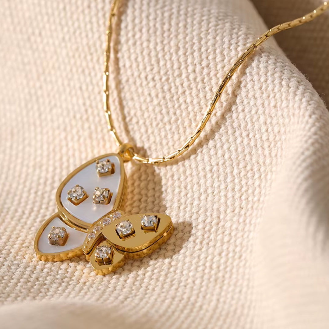 Detalle de cadena ajustable y pingente de concha natural – lenorajewelry.com/collar-mariposa-dorada-lenora
collar de acero inoxidable, joyas bañadas en oro, zircônia cúbica, colar de mariposa, regalo elegante para mujeres, joyería exclusiva, Lenora